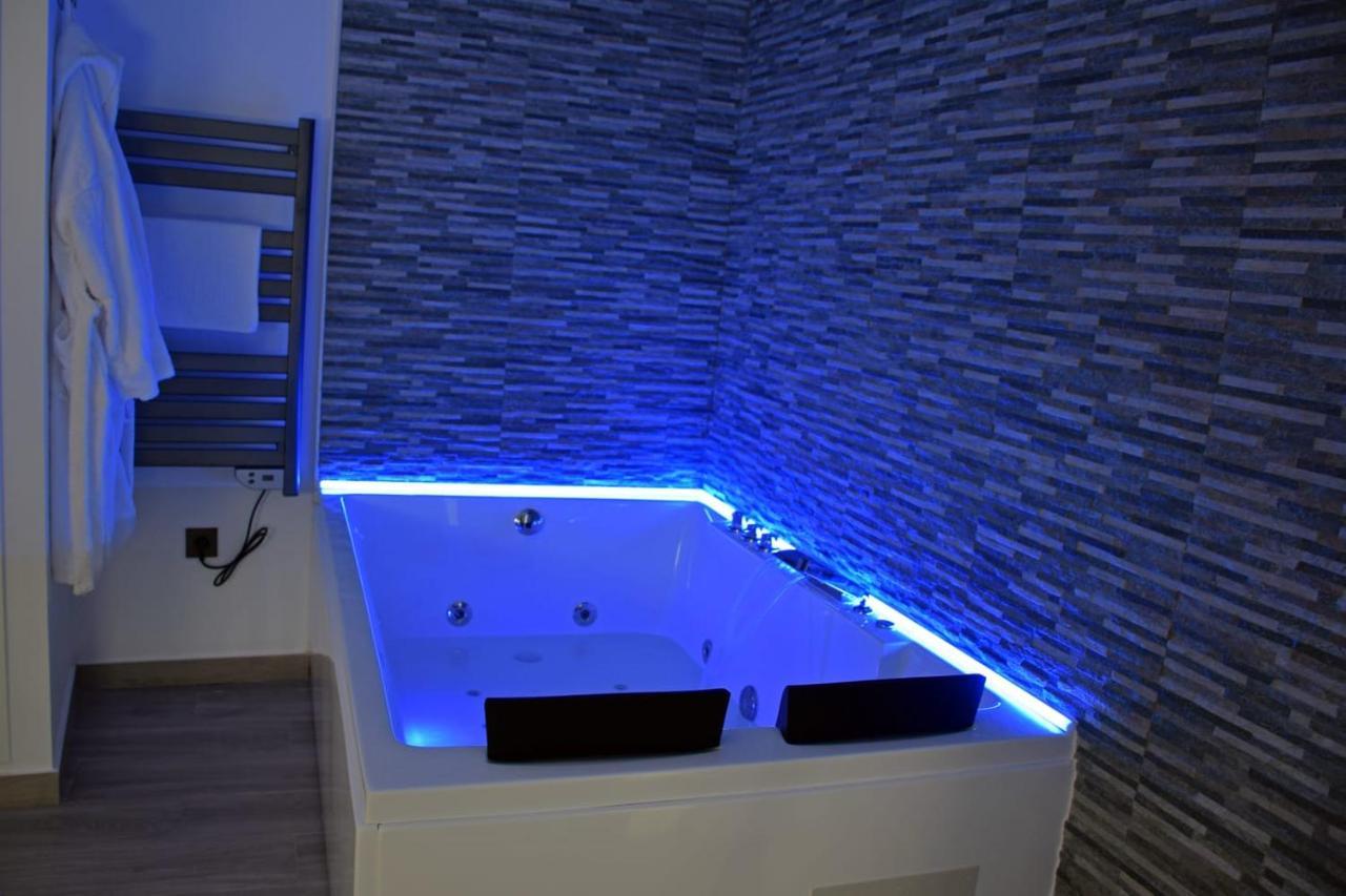 Alojamientos Lola, Suite Con Jacuzzi ベナルップ＝カサス・ビエハス エクステリア 写真
