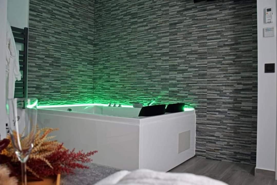 Alojamientos Lola, Suite Con Jacuzzi ベナルップ＝カサス・ビエハス エクステリア 写真