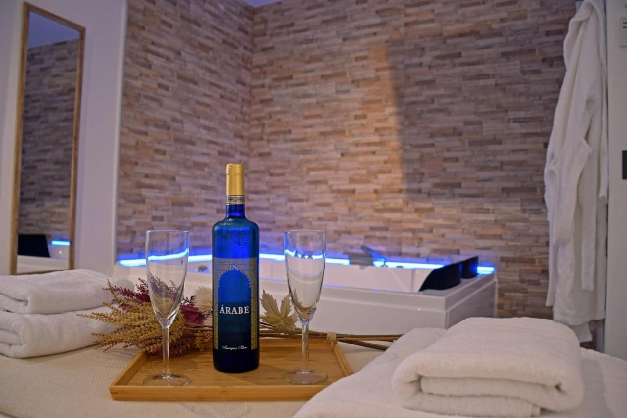 Alojamientos Lola, Suite Con Jacuzzi ベナルップ＝カサス・ビエハス エクステリア 写真